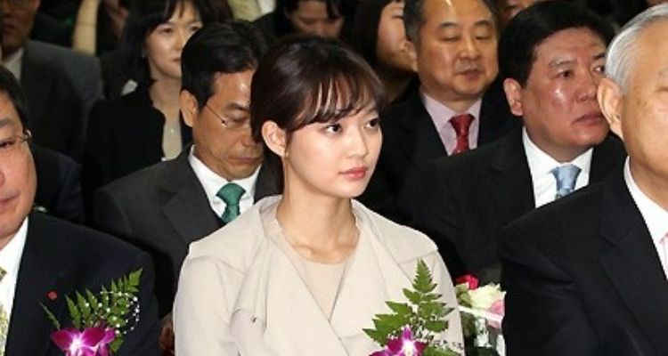 Shin Min-ah attending the 2011 Taxpayers Day. 